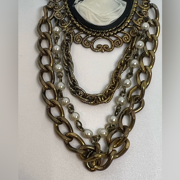 Victorian-Inspired Gold and Black Brooch with Chains - Picture 5 of 8